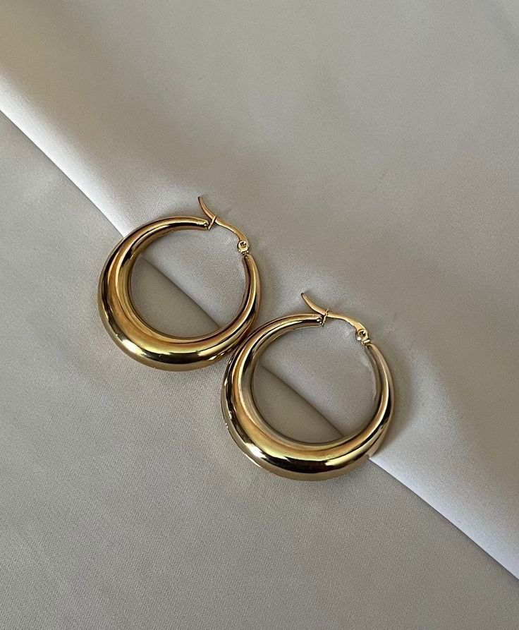 CLASSIC GOLD HOOP EARRINGS
